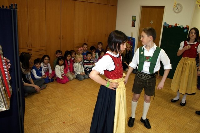 Brauchtumspflege live - Karwendler Plattler im Kindergarten Telfs-Egart