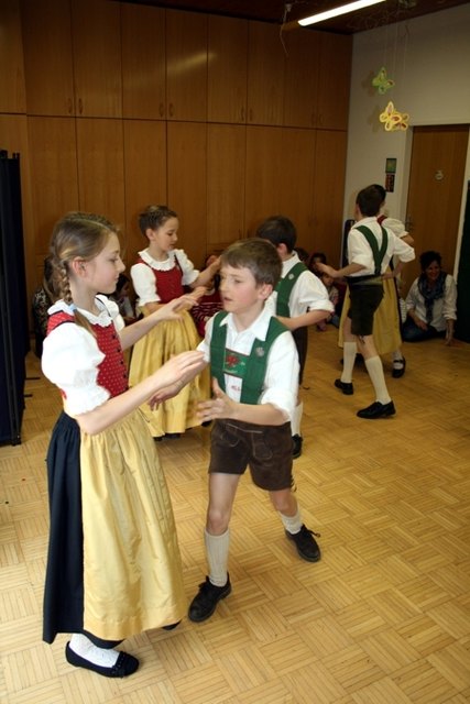 Brauchtumspflege live - Karwendler Plattler im Kindergarten Telfs-Egart