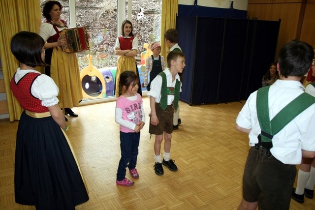 Die Kindergartenkinder lernen die erste Schritte eines Volkstanzes - Karwendler Plattler im Kindergarten Telfs-Egart