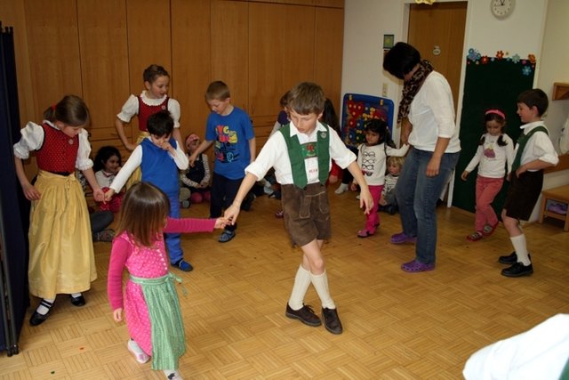Die Kindergartenkinder lernen die erste Schritte eines Volkstanzes - Karwendler Plattler im Kindergarten Telfs-Egart