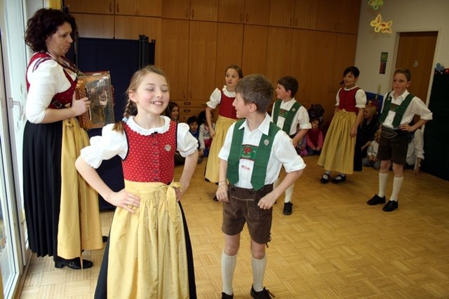 Brauchtumspflege live - Karwendler Plattler im Kindergarten Telfs-Egart