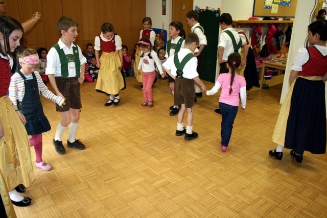 Die Kindergartenkinder lernen die erste Schritte eines Volkstanzes - Karwendler Plattler im Kindergarten Telfs-Egart