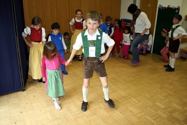 Die Kindergartenkinder lernen die erste Schritte eines Volkstanzes - Karwendler Plattler im Kindergarten Telfs-Egart