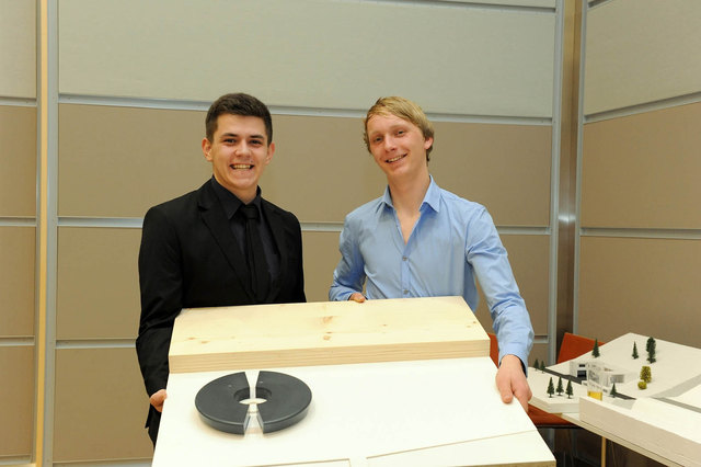 Marcus Falkner aus Kollerschlag (links) und Leo Svalina aus Linz siegten mit ihrem Projektentwurf.