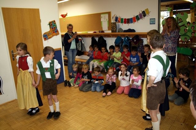 Brauchtumspflege live - Karwendler Plattler im Kindergarten Telfs-Egart