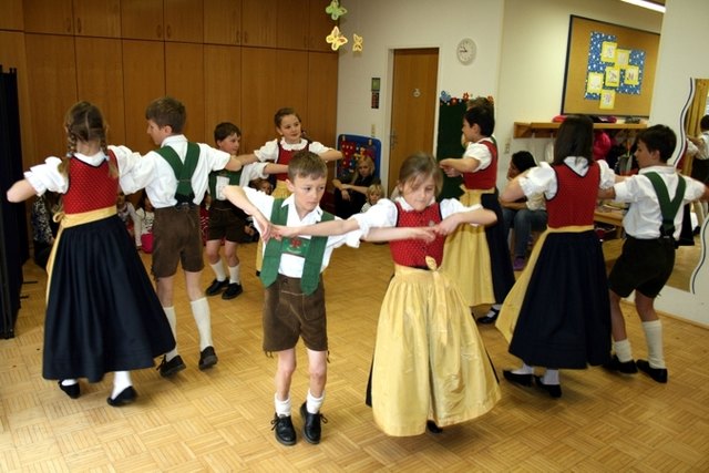 Figurentanz - Karwendler Plattler im Kindergarten Telfs-Egart