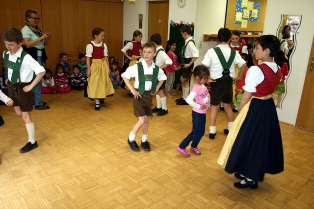 Die Kindergartenkinder lernen die erste Schritte eines Volkstanzes - Karwendler Plattler im Kindergarten Telfs-Egart
