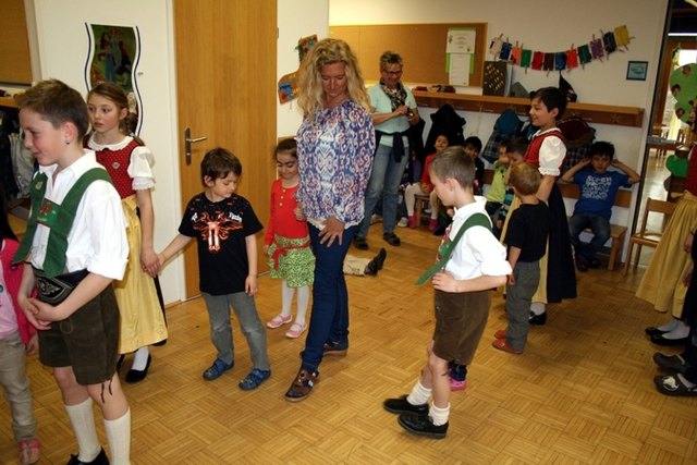 Die Kindergartenkinder lernen die erste Schritte eines Volkstanzes - Karwendler Plattler im Kindergarten Telfs-Egart