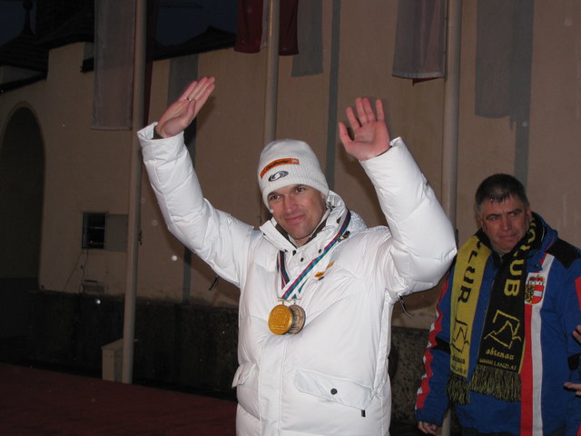 Der Weltmeister ist da! Matthias Lanzinger mit seiner beeindrucknden Medaillensammlung.