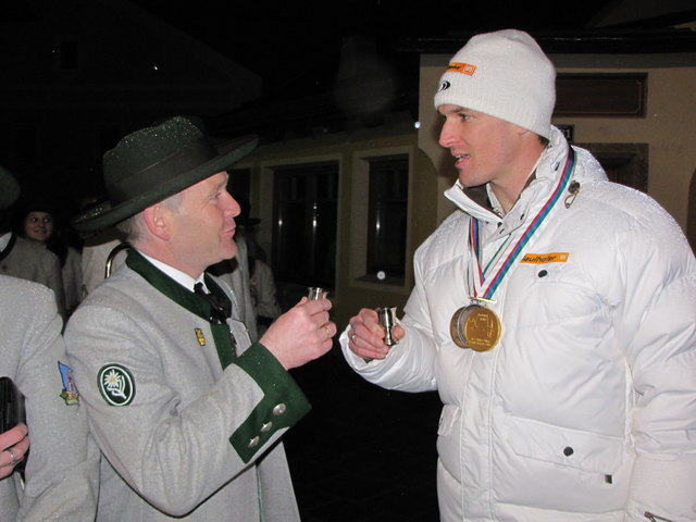 Ein Prost auf den Weltmeister: TMK Obmann Hannes Praniess mit Matthias Lanzinger