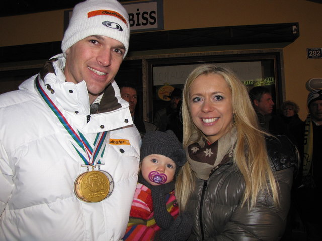 Die Medaillen um den Hals und seine Goldstücke neben ihm: Weltmeister Matthias Lanzinger mit Frau Eva und Töchterchen Laura.
