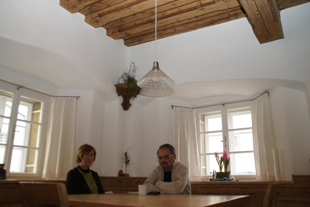 Gerne plaudern  Elisabeth und Gerhard Enzlmüller am Bauerntisch in der Stube des Mesnerhauses.
