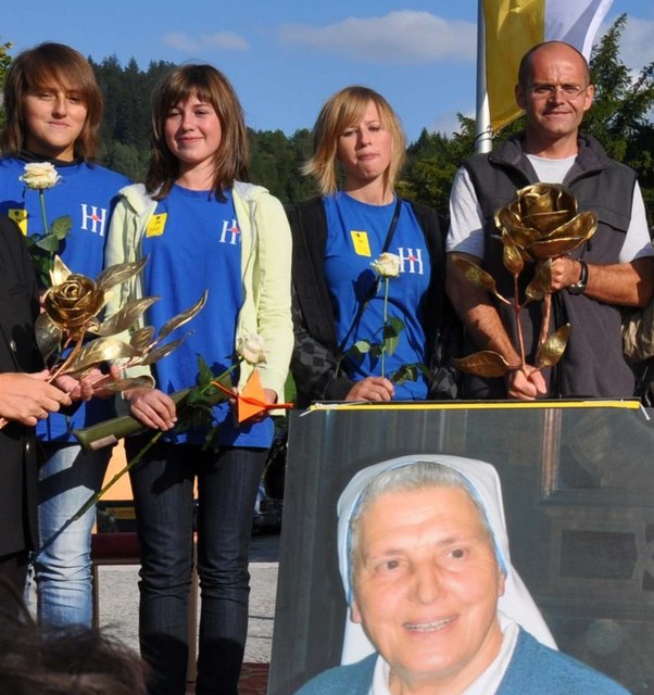 Georg Schwarz (re) von "Cenacolo" bei der Entgegennahme der Europäischen Friedensrose Waldhausen im Jahr 2010.