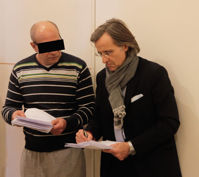 Rechtsanwalt Elmar Kresbach mit dem Angeklagten.