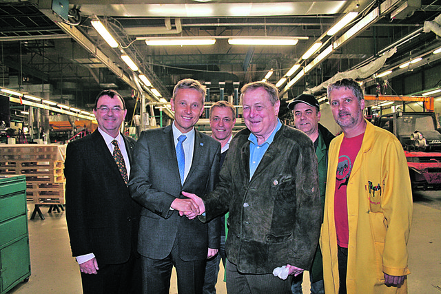 Staatssekrekär Reinhold Lopatka und Firmenchef Wilhelm Klepsch (2. und 4. v. li.) mit Mitarbeitern Nick Kraguljac, Ernst Rattensperger, Herbert Kreuzberger und Anton Höller. | Foto: Christa Nothdurfter