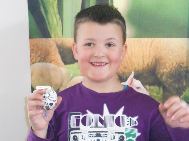 Der strahlende 7-jährige Gewinner Stephan Seiwald aus Kirchdorf mit seinem „Monsterei“
