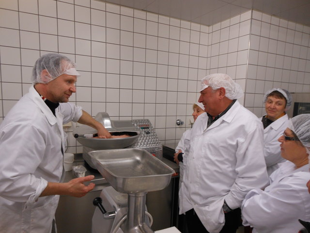 Fleischermeister Franz Kislinger (l.) zeigte die fachgerechte Verarbeitung von Fleisch.