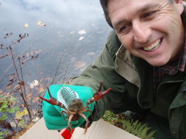 Schlossherr Andreas Irsa mit einem Edelkrebs | Foto: KK