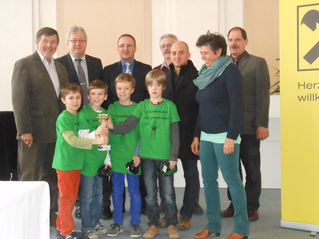 Sieger des Volksschulbewerbes: VS Eggenburg: Vorne die Knaben Pernerstorfer Max, Weingartner Paul, Pernerstorfer Moritz und Zeindl Naoh mit ihrer Lehrerin Auguste Pernerstorfer
Hinten von links: Präsident Franz Modliba, Andreas Reiter, Thomas Panagl, HOL Dieter Schuh, Bürgermeister Andreas Beer und Obmann Johann Schindl. | Foto: privat