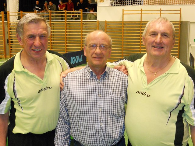 Hans Lackner (3.), Herbert Palus (1.) und Franz Kutnohorsky (2.) holten bei den Tiroler Tischtennis-Seniorenmeisterschaften in Mils im Bewerb 70+ alle Stockerlplätze