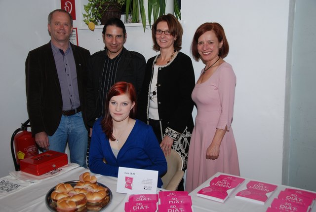 Die beiden Autoren Markus Groll und Angela Mörixbauer mit Karl Streicher und Beatrix Cmolik. | Foto: privat