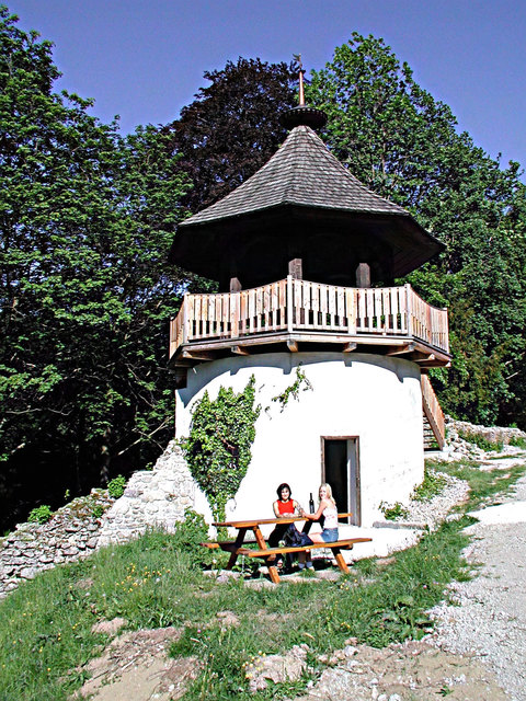 An die Türkenbelagerung 1683 erinnert der liegen­de Halb­mond am Dach. | Foto: Kulturrundgang