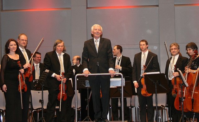 Dirigent Prof. Conrad Artmüller (Mitte) und Orchester