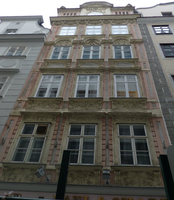 Reich verzierte Fassade in der Naglergasse (in dieser Gasse findet man noch einige Häuser mit gotischem Baukern)