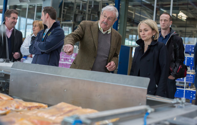 Firmenchef Lorenz Pan und die Lienzer Bürgermeisterin Elisabeth Blanik bei der Besichtigung der neuen Anlagen. | Foto: Brunner Images