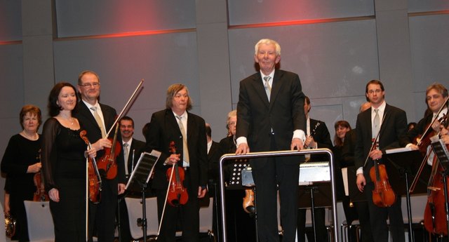 Dirigent Prof. Conrad Artmüller (Mitte) und Orchester