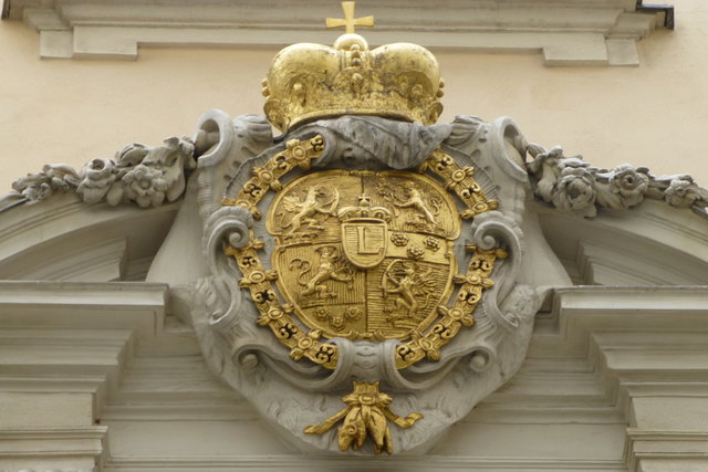 Wappen an der Fassade des Palais Esterházy, Wallnerstraße