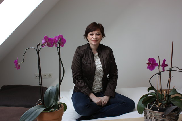 In ihrem Arbeitsraum im 18. Bezirk meditiert Sandra Eckerstorfer auch mit ihren Kunden.