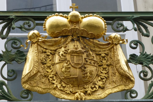 Ein weiteres Wappen an der Fassade des Palais Esterházy, Wallnerstraße