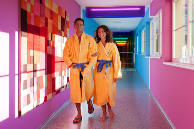 Regenbogengang zur Therme | Foto: Am sonnigsten Platz der Therme befindet sich unser Urlaubs-Paradies mit 50 Zimmern.