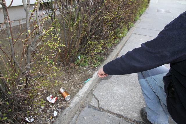 Grausliche Entdeckungen macht Anrainer Martin H. in der Nordbahnstraße: benützte Drogenspritzen im Gebüsch.