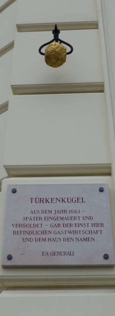 Noch interessanter ist diese vergoldete Türkenkugel an demselben Haus