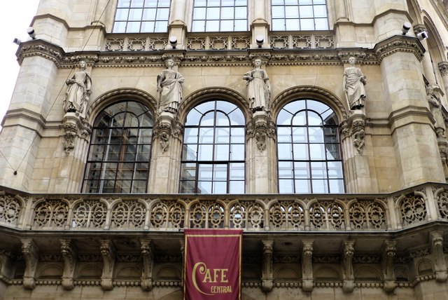Vorbei am Palais Ferstel (das eigentlich ein Palais Abensperg-Traun ist) und dem berühmten Café Zentral
