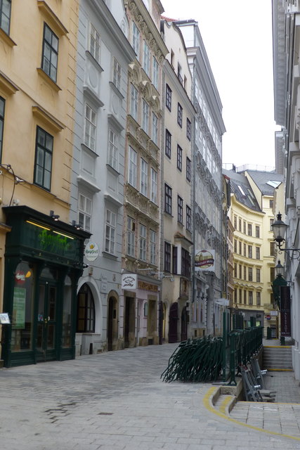 In der Naglergasse hat der Schani den Garten schon rausgetragen, aber wegen der noch immer kühlen Witterung noch nicht aufgestellt