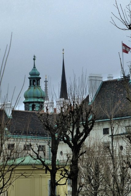 Hoch aufragend der Turm der Amalienburg (einem Teil der Hofburg), St. Stephan und St. Michael, und natürlich die österreichische Fahne, die über der Hofburg weht