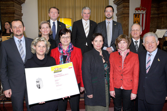 Gesundheitsförderungspreis 2013 des Landes OÖ für die Gesunde Gemeinde Wolfern. Links Vizebürgermeister Karl Mayr und Arbeitskreisleiterin Anna Maria Huber (mit Urkunde). | Foto: Werner Dedl/Land OÖ