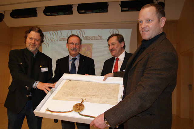 Raimund Ločičnik (li.) mit Bürgermeister Gerald Hackl (2. v. li.) und Peter Kramml (2. v. re.). | Foto: Thöne