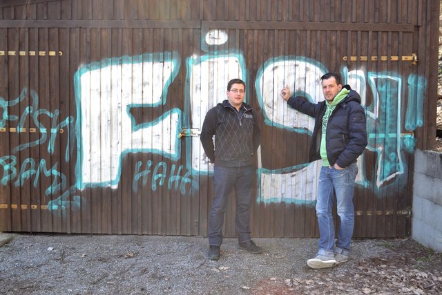 Der Schriftzug "Fish" scheint auf sehr vielen Flächen auf.