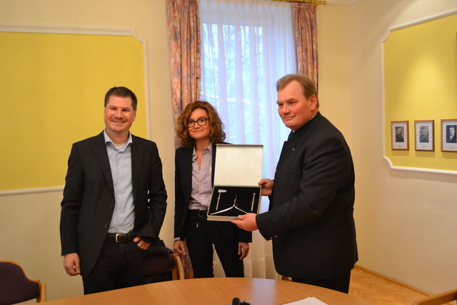 Bgm. Franz Schöber mit Birgit Cserny und Dieter Meyer (Verbund-Geschäftsführer) bei der Vertragsunterzeichnung. | Foto: Knogler