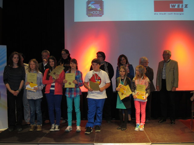 Die Gruppe der jüngeren FinalistInnen - Siegerin Julia Schatzmayr zweite von links