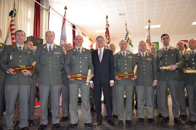 Landeshauptmann Peter Kaiser mit den ausgezeichneten Soldaten des Jahres 2012