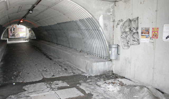 Über ein Jahr alte Plakate, kaputte Leuchten, Zigarettenkippen, Spinnweben, …..eine der Hauptunterführungen der Saalfeldener bei einem großen Einkaufszentrum in das Ortszentrum der Pinzgauer Stadtgemeinde ist ein Schandfleck an einem neuralgischen Punkt.