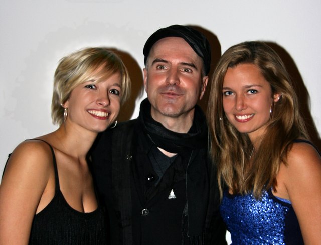 Big-Band-Leader Manfred Wambacher mit den Sängerinnen Christina und Maria Brunauer.