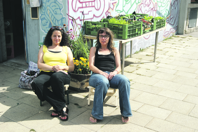 Die Ladys vom Schwendermarkt: Nadia Prauhart (l.) und Tamara Schwarzmayr setzen sich für das Grätzel ein.
