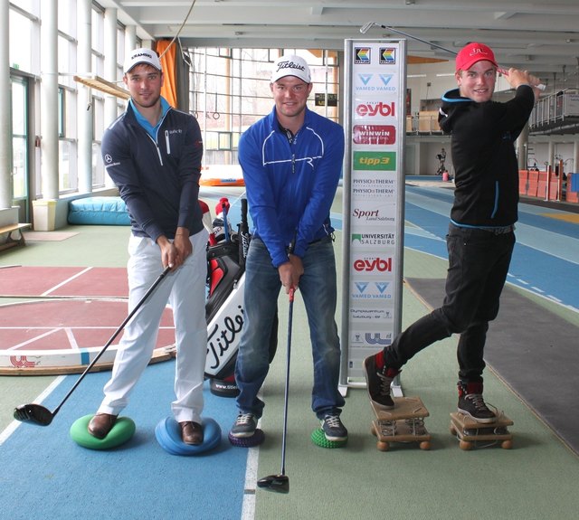 Am perfekten Schwung feilen die drei Pongauer Golfer im Olympiazentrum in Rif. | Foto: Gerold Sattlecker