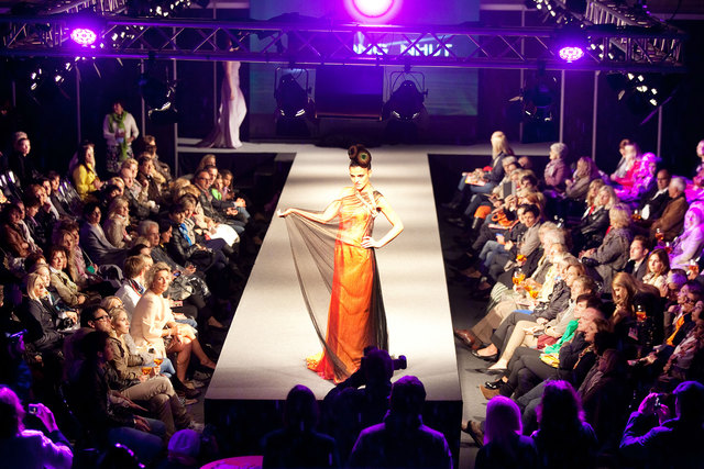 Im Fashion Pavillon am Mozartplatz werden bei jedem Wetter die neuesten Trends auf den Laufsteg gebracht. | Foto: Wildbild